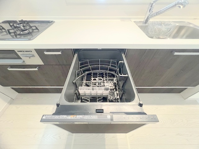 ◎茅ヶ崎市柳島1丁目　新築戸建　2号棟のキッチン|時間短縮に便利な食洗器完備◇◇