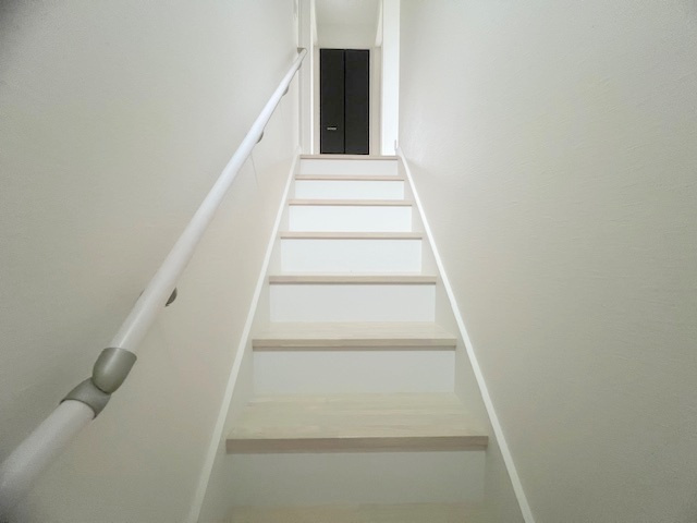 ◎茅ヶ崎市柳島1丁目　新築戸建　2号棟の内装|手すり付き階段♪