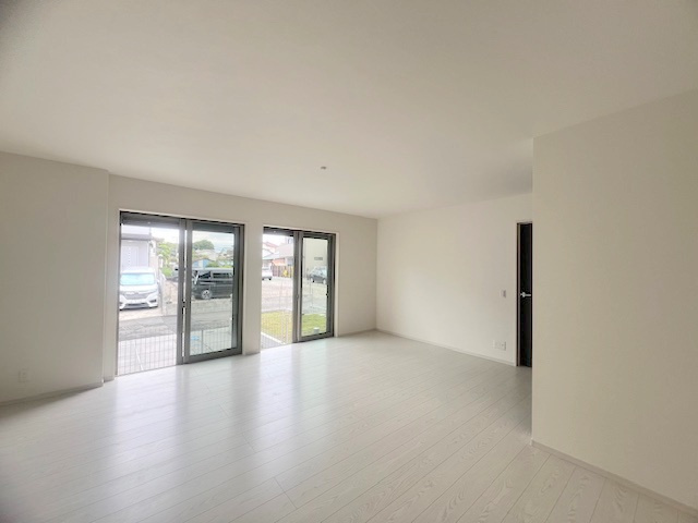 ◎茅ヶ崎市柳島1丁目　新築戸建　2号棟の居間・リビング|通風良好で居心地のよい空間♪