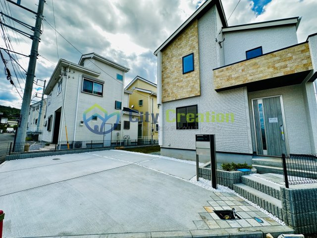 平塚市万田1丁目　新築戸建全1棟の前面道路含む現地写真