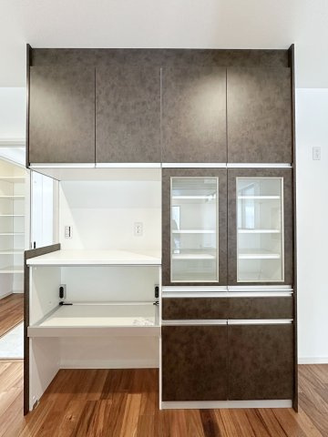 安佐南区長束5丁目の収納|収納力のある大型カップボード☆
備え付けのため耐震性が高く地震の際にも倒れてくる心配はありません♪
キッチンと同じカラーリングのため統一感もあります！