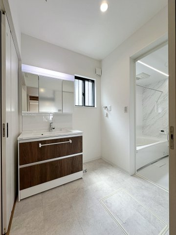 安佐南区長束5丁目の洗面所|シャワー付き洗面化粧台☆
洗面台にシャワー機能が付いたもので、シャンプーなども行える多機能洗面台です。また、顔や手を洗うためだけではなく、シャワー付き洗面台を使えば手洗い洗濯などでも利用できます♪