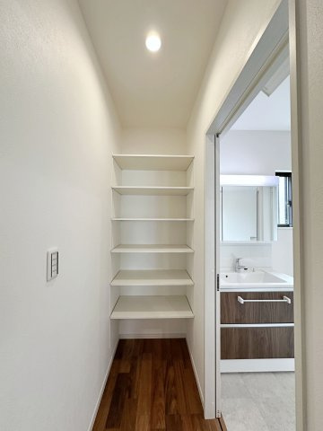 安佐南区長束5丁目の収納|洗面所横にある収納スペース☆
タオルや着替えなどを収納しておくのに便利です♪