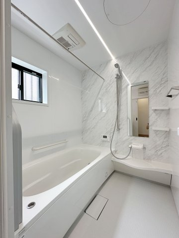 安佐南区長束5丁目の浴室|浴室乾燥機気付き1坪タイプの浴室☆
ユニットバスは、気密性にも優れています。そのため、冬場でもお湯が冷めにくく、暖かい空間を維持することができます。