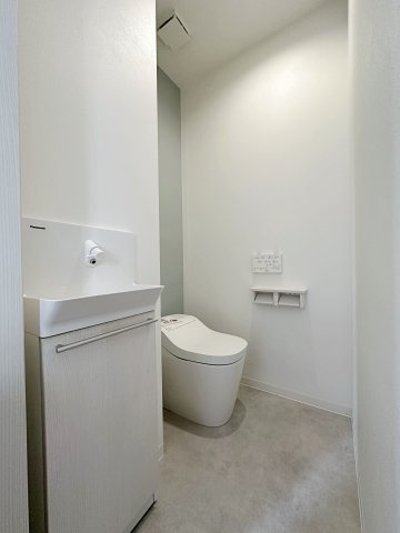 安佐南区長束5丁目のトイレ|1階ウォシュレットトイレ☆
各階にウォシュレットトイレがついています♪