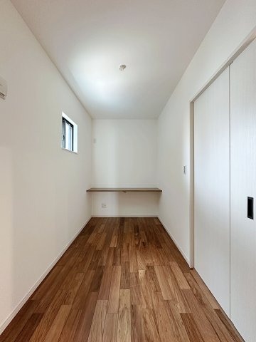 安佐南区長束5丁目の洋室|リビングに併設された3.8帖の書斎☆
書斎やお子様の遊び部屋・学習部屋などに活用できます♪