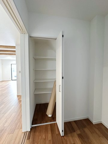 安佐南区長束5丁目の収納|3.8帖書斎のクローゼット☆
可動棚タイプで好きな高さに調整可能です♪