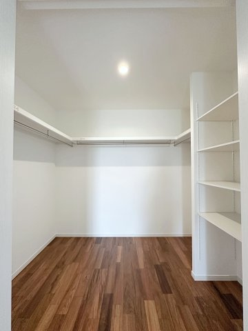 安佐南区長束5丁目の収納|全居室収納☆
6帖の主寝室はたくさん収納できるウォークインクローゼットです♪
