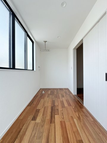 安佐南区長束5丁目のバルコニー|大人気のサンルーム☆
天気や花粉、虫などを気にせずに洗濯物が干せます♪
更にサンルームにも洗濯機を設置可能で家事動線も考えられています♪