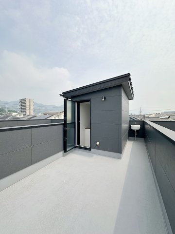 安佐南区長束5丁目のバルコニー|スロップシンク付きルーフトップバルコニー☆
プライベートスペースでバーベキューや水遊びなどを楽しむことができます♪
