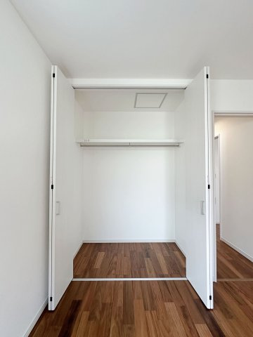 安佐南区長束5丁目の収納|全居室収納☆
6帖洋室のクローゼットです♪