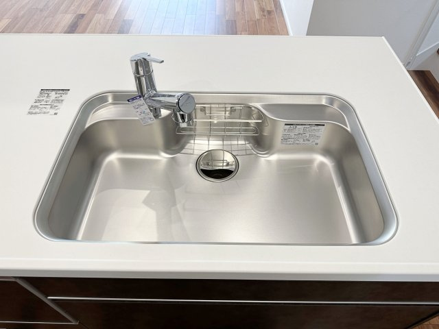 安佐南区長束5丁目のキッチン|浄水機能付きステンレスシンク☆
ステンレスシンクは傷や汚れに強く、お手入れも簡単で使いやすいです♪
さらにワンタッチで浄水に切り替えができる為とても便利です！