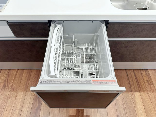安佐南区長束5丁目のキッチン|4人から5人分の食器洗浄乾燥機☆
水道代の節約にもなり、家事の時短もできる優れ物です♪
スライド式で上から全体が見えるため食器の出し入れもスムーズです♪