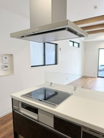 安佐南区長束5丁目のキッチン|IHクッキングヒーター☆
火が出ないために安全性も高いと考えられます。 さらに、安定した加熱管理制御が容易に行えるため、素材を均一に加熱する料理やスープなどの液体の加熱に適しています♪