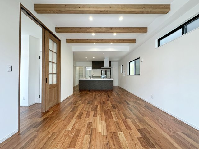 安佐南区長束5丁目の居間・リビング|20帖の広々としたリビング☆
完成済のため365日ご案内可能♪
「今日見たい」にも対応します！