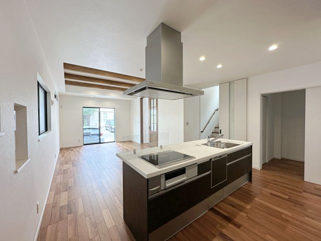 安佐南区長束5丁目の居間・リビング|20帖の広々としたリビング☆
キッチンからはリビング全体を見渡すことができます♪