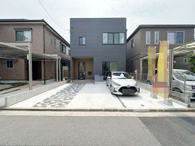 安佐南区長束5丁目の駐車場|車は並列3台駐車可能☆
広々とした駐車スペースは来客時なども安心なので気軽に家族や友人を招くことができます♪