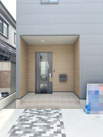 安佐南区長束5丁目の玄関|郵便ポスト付き玄関ポーチ☆
屋根も付いており、雨が降っても濡れる心配はありません♪