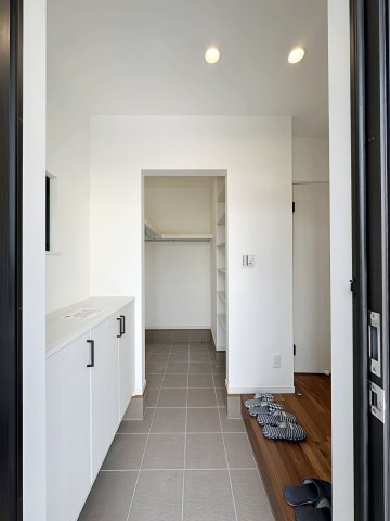 安佐南区長束5丁目の玄関|玄関ホールは広く開放的です♪
シューズボックスはロータイプのため使いやすく、上には小物をレイアウトしやすく使いやすいです♪