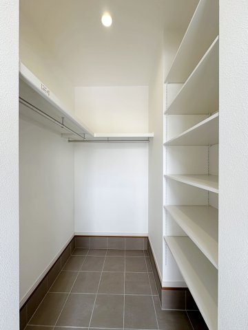 安佐南区長束5丁目の収納|シューズインクローク☆
棚部分は可動棚で好きな高さに調整可能！
靴だけでなく外で使う用具やお子様のおもちゃなども帰ってきてそのまま収納することができます♪