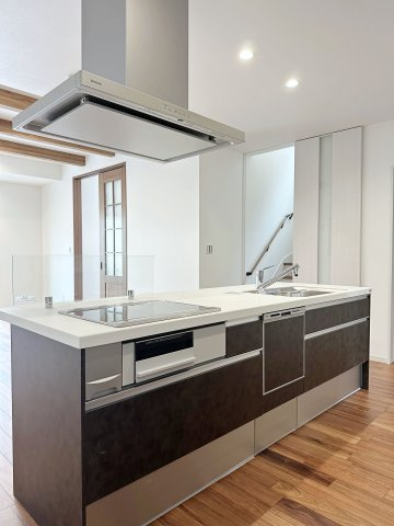 安佐南区長束5丁目のキッチン|人造大理石天板使用のアイランドシステムキッチン☆
人造大理石天板は水垢が付きにくく汚れが落ちやすいのでお手入れも楽ちんです♪
