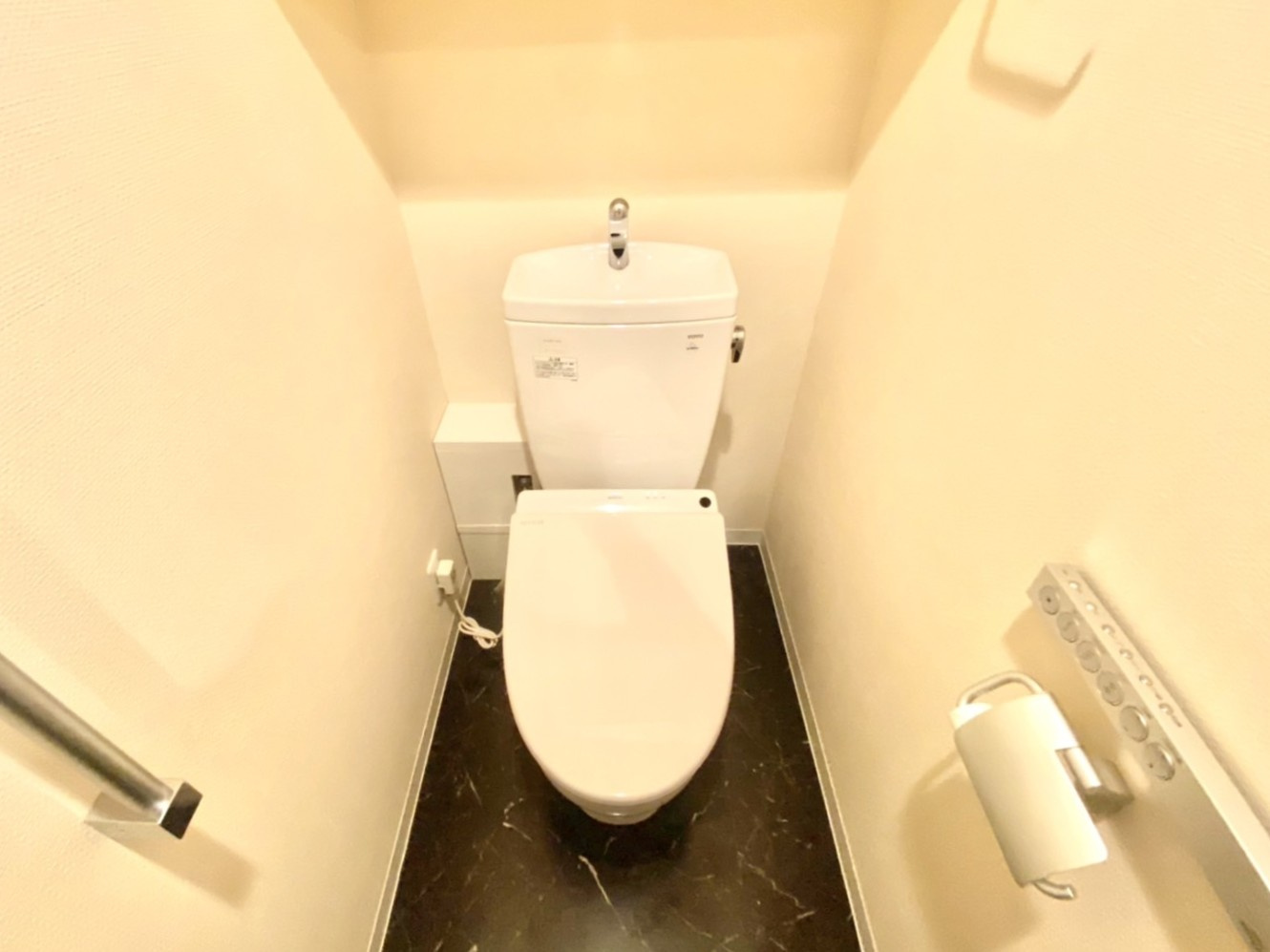 ワコーレザ・トアロードレジデンスのトイレ|落ち着いた色調のトイレです