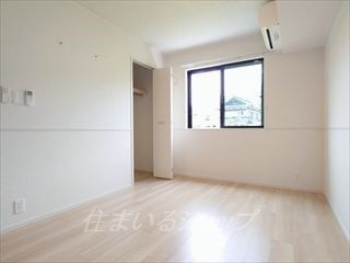 安芸高田市吉田町吉田のアパートの寝室|寝室にもエアコンあり