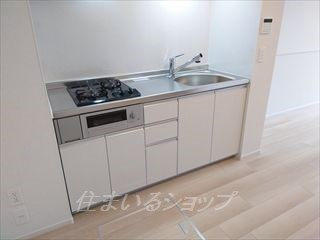 安芸高田市吉田町吉田のアパートのキッチン|２口ガスコンロ・グリル付きシステムキッチン