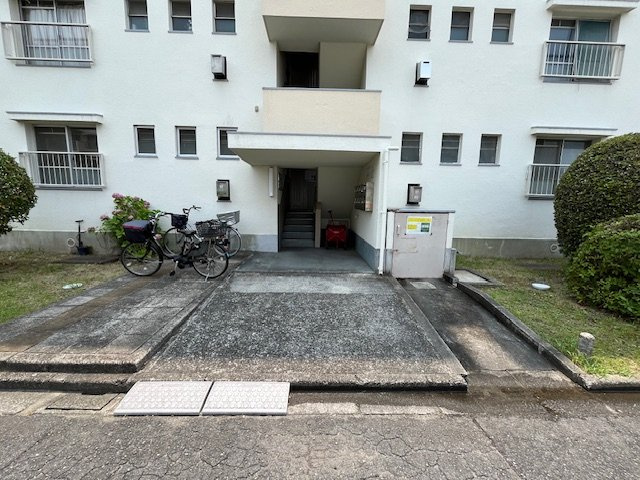 公団狭山住宅7号棟のエントランス