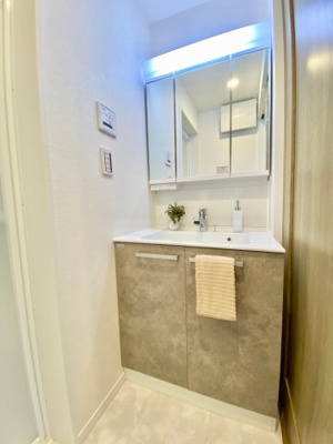 【その他】 | 建築条件付き土地/川崎2区画 | 施工例：Panasonicの3面鏡化粧台でミラー裏はたっぷり収納できます
LED照明を採用、シャワー水栓付き