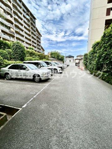 メゾン千里丘I棟の駐車場