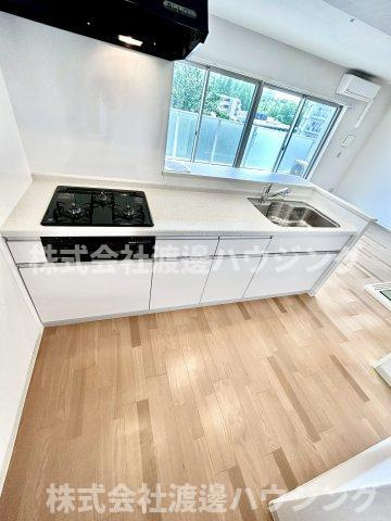 パークナードフィット津雲台のキッチン|3口ガスコンロ＋グリル付き