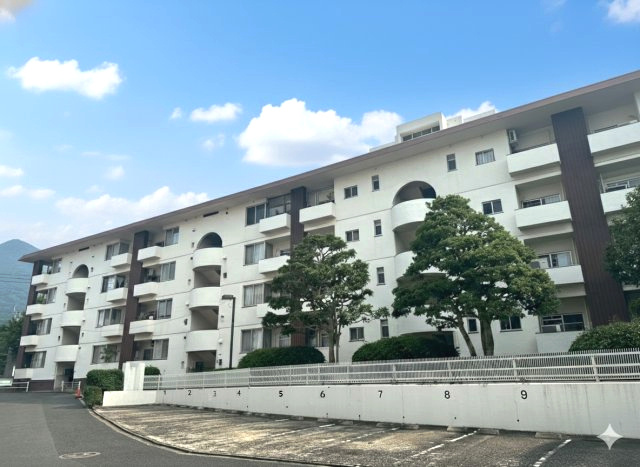 【外観】 | 足立ハイマート | 目の前にバス停がある利便性高い立地のマンション