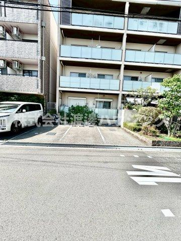 ボナール江坂の駐車場