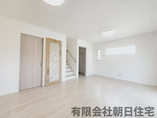 【居間・リビング】 | 上乃木6丁目収益戸建 | こちらのリビングで趣味の時間をお楽しみください