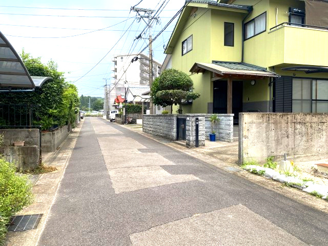 西伊敷7丁目　新築戸建ての前面道路含む現地写真|閑静な住宅街の一画。