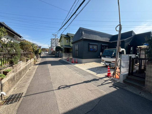 西伊敷7丁目　新築戸建ての前面道路含む現地写真|閑静な住宅街の一画。