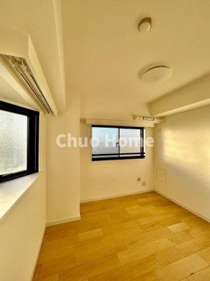 【寝室】 | ヴィルメゾン葛西 | 【寝室】心と体をゆったりと安らげる主寝室。寝室のゆとりが大きい分だけ、暮らしの安らぎは深まります。一日の疲れを癒すだけでなく、ご夫婦の親密な語らいを紡ぎ出します