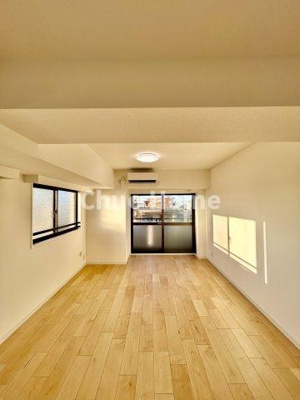 【居間・リビング】 | ヴィルメゾン葛西 | 【リビングダイニング】一日の中で多くの時間を過すことになるリビングダイニングだからこそ、いつも穏やかな空間であることが必然。爽やかな通風と採光を存分に感じる事が出来る空間です。