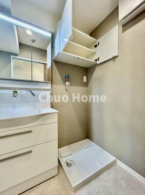 【ランドリースペース】 | ヴィルメゾン葛西 | 【ランドリースペース】担当者がスケールを持ち歩いておりますので、ご見学時には現在お使いの洗濯機などがきちんと収まるかなどもチェックして下さい。見学前に測っておくと非常に便利だと思います。