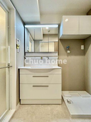 【独立洗面台】 | ヴィルメゾン葛西 | 【洗面化粧台】洗面化粧台には三面鏡を採用。身だしなみを整えやすい事はもちろんですが、鏡の後ろに収納スペースを設ける事により、散らかりやすい洗面スペースをすっきりさせる事が出来るのも嬉しいですね