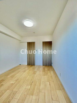 【洋室】 | ヴィルメゾン葛西 | 【洋室】快適に過ごす条件は、一人ひとり違います。だからこそ飾り過ぎないシンプルな内装と偏り過ぎないデザインで統一しております。居住していく中でオーナー様だけの【マイホーム】に創り上げて下さい