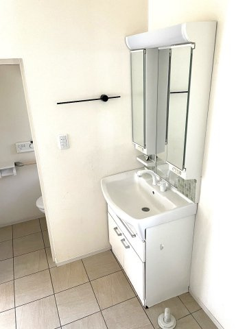 【独立洗面台】 | □■小田原市久野 中古戸建■□ | 鏡裏収納で便利です！
