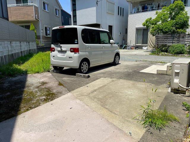 【駐車場】 | □■小田原市久野 中古戸建■□ | 駐車スペースはもちろん、お子様のプールなども置ける広々スペース