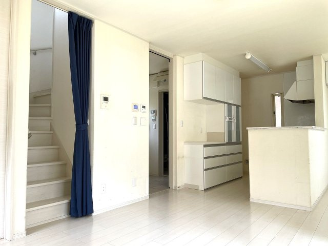 【居間・リビング】 | □■小田原市久野 中古戸建■□ | リビング階段の為、2階に行くにもリビングを通るので家族と顔を合わせやすい設計