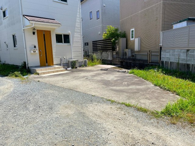 【駐車場】 | □■小田原市久野 中古戸建■□ | 玄関目の前が駐車場の為、雨の日でも傘を差さずに車に乗降できます！