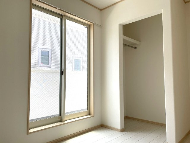 【収納】 | □■小田原市久野 中古戸建■□ | 約4.8帖の洋室。クローゼットに扉がない分広く感じます。