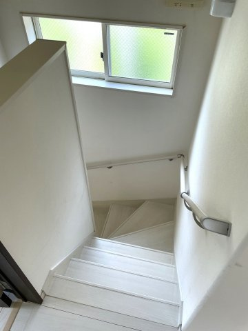 【内装】 | □■小田原市久野 中古戸建■□ | 階段部分にも窓があり明るいです。