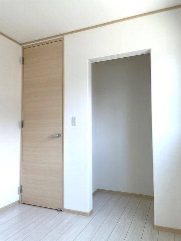【収納】 | □■小田原市久野 中古戸建■□ | 約4.2帖の洋室。クローゼット付きです。