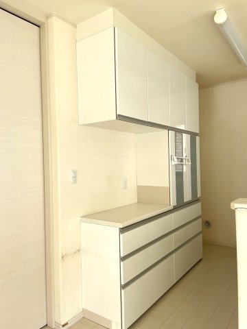 【キッチン】 | □■小田原市久野 中古戸建■□ | カップボード付きのキッチン。家電を置くにも食器の収納にも便利です！